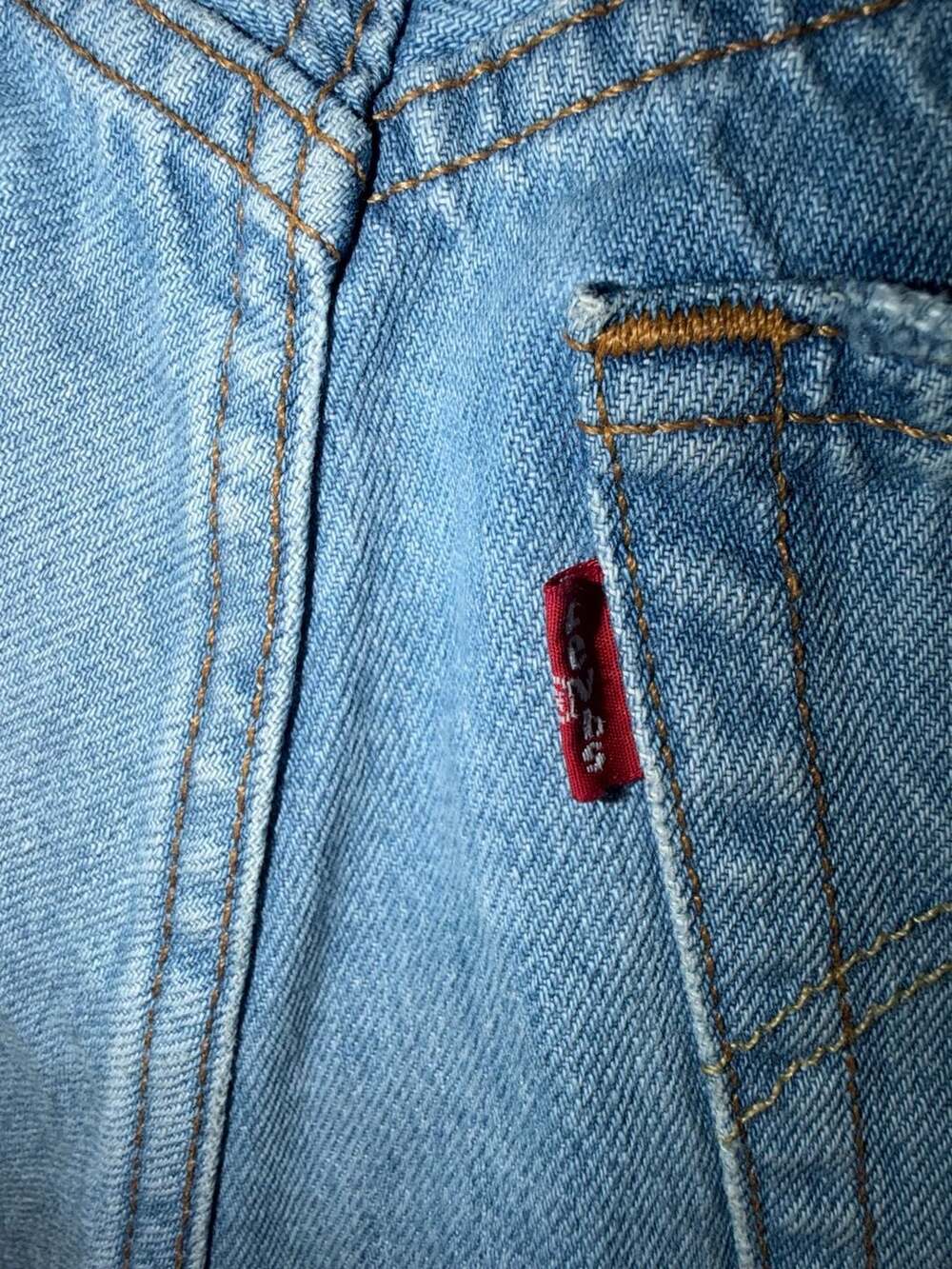 Levi’s 501 Distressed Cutoff Denim Shorts • W24 • High Rise Light Wash 🤍👖 - Picture 7 of 11
